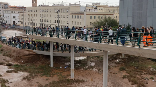 Un río incesante de gente con cubos, escobas y agua sale a pie de Valencia para ayudar. Un río incesante de gente con cubos, escobas y agua sale a pie de Valencia para ayudar.