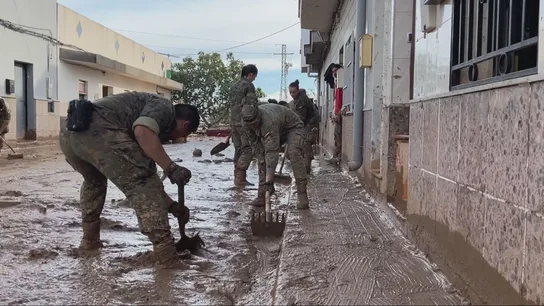 Militares trabajan en una zona afectada por la DANA Militares trabajan en una zona afectada por la DANA