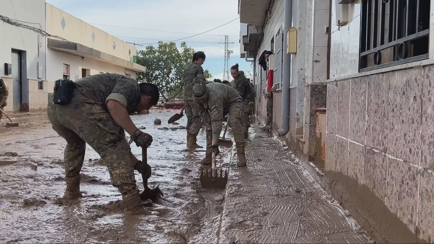 Militares trabajan en una zona afectada por la DANA Militares trabajan en una zona afectada por la DANA