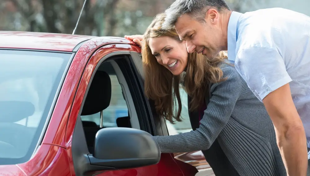 Pareja eligiendo coche Pareja eligiendo coche