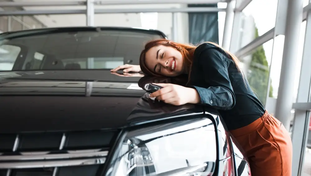 Mujer comprando coche eléctrico Mujer comprando coche eléctrico