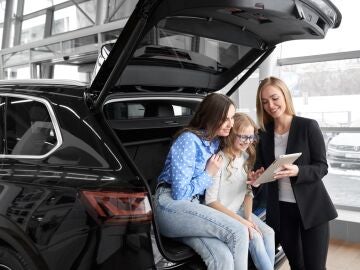 A las mujeres les cuesta elegir coches eléctricos, y ya se sabe quién tiene la culpa