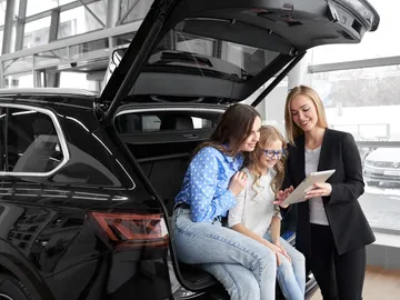 A las mujeres les cuesta elegir coches eléctricos, y ya se sabe quién tiene la culpa A las mujeres les cuesta elegir coches eléctricos, y ya se sabe quién tiene la culpa