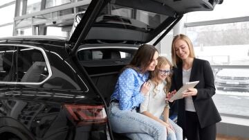 A las mujeres les cuesta elegir coches eléctricos, y ya se sabe quién tiene la culpa