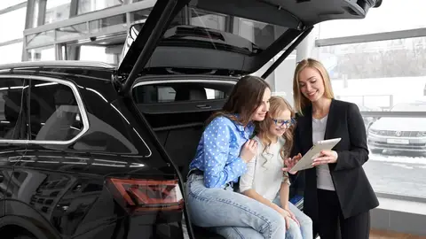 A las mujeres les cuesta elegir coches eléctricos, y ya se sabe quién tiene la culpa Madre e hija eligen qué coche quieren comprar