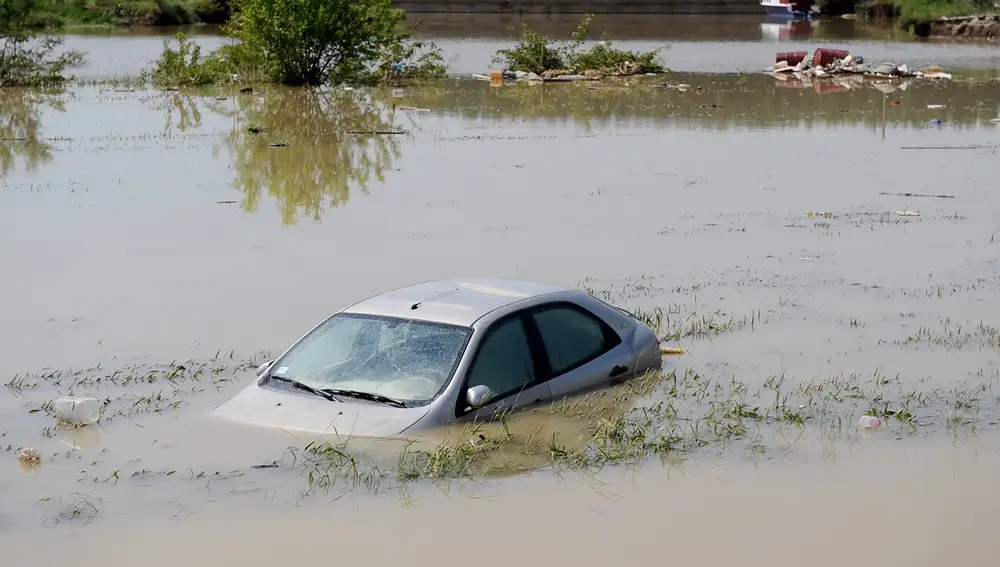 Coche inundado en riada Coche inundado en riada