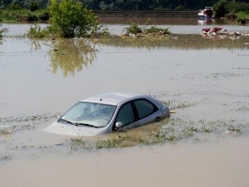 Coche inundado en riada