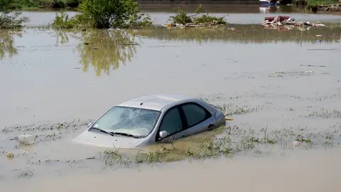 Coche inundado en riada Coche inundado en riada