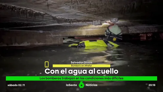 Un bombero, con el agua al cuello en un rescate Un bombero, con el agua al cuello en un rescate