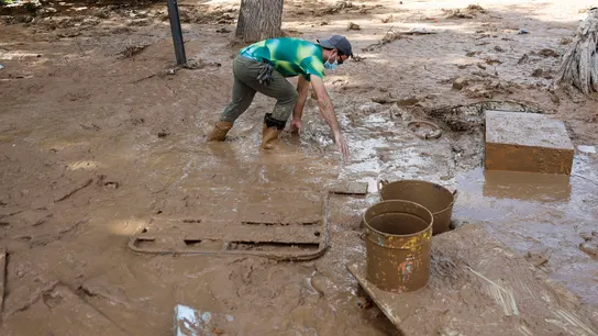 Labores de limpieza en una calle de la localidad de Masanasa, en Valencia Labores de limpieza en una calle de la localidad de Masanasa, en Valencia