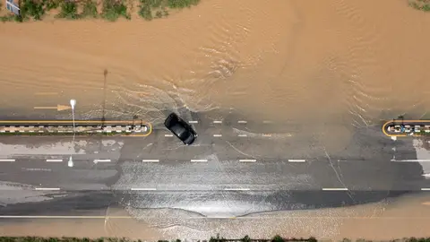 Tu seguro no cubre los daños ocasionados por la DANA, pero sí puedes conseguir compensación Coche en medio de carretera inundada por riada