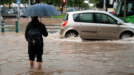 Un hombre con el agua por los tobillos Un hombre con el agua por los tobillos