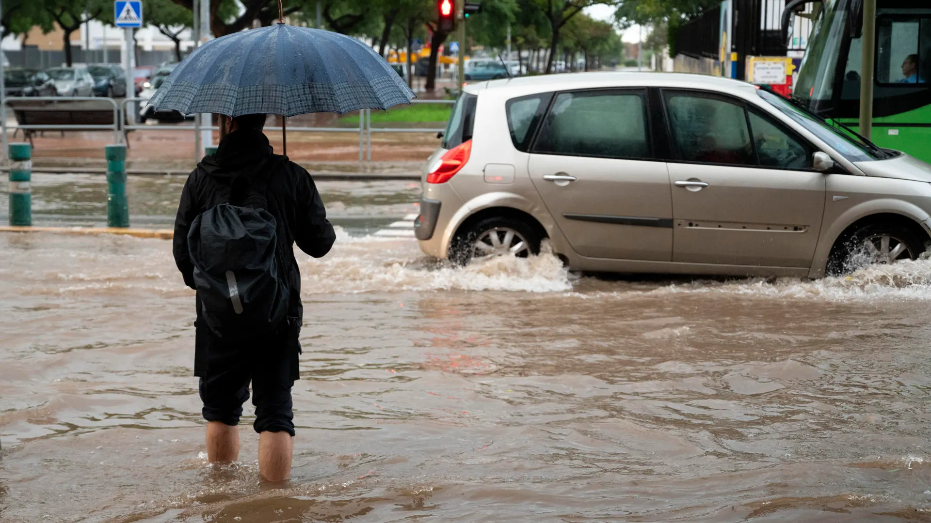 Un hombre con el agua por los tobillos