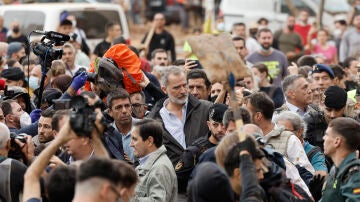 El rey Felipe VI, junto a Carlos Mazón en Paiporta