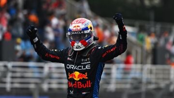 Max Verstappen da un golpe al Mundial tras una remontada para la historia