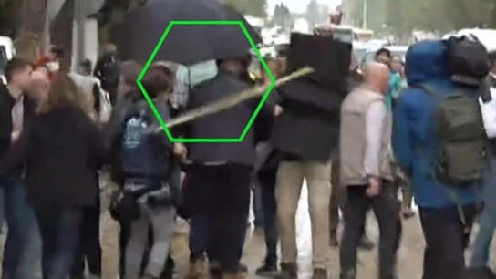 Un palo, cerca de golpear a Pedro Sánchez en la espalda Un palo, cerca de golpear a Pedro Sánchez en la espalda