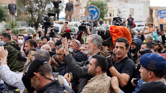 El rey Felipe trata de calmar a los vecinos indignados, durante su visita a Paiporta este domingo El rey Felipe trata de calmar a los vecinos indignados, durante su visita a Paiporta este domingo