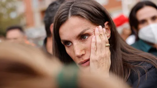La reina Letizia, manchada de barro, en su visita a Paiporta La reina Letizia, manchada de barro, en su visita a Paiporta