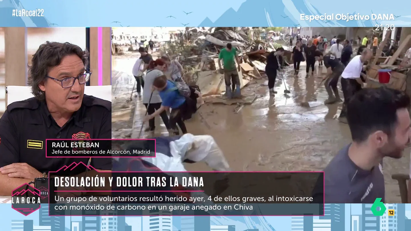 Casi una veintena de voluntarios en Chiva han resultados intoxicados por inhalar gases tóxicos durante los recates. Raúl Esteban, bombero, explica lo ocurrido: "han entrado donde nosotros teníamos colocadas bombas de extracción de agua que van con motor de explosión" Casi una veintena de voluntarios en Chiva han resultados intoxicados por inhalar gases tóxicos durante los recates. Raúl Esteban, bombero, explica lo ocurrido: "han entrado donde nosotros teníamos colocadas bombas de extracción de agua que van con motor de explosión"