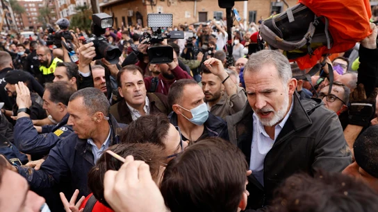 El rey habla con un grupo de jóvenes en Paiporta El rey habla con un grupo de jóvenes en Paiporta