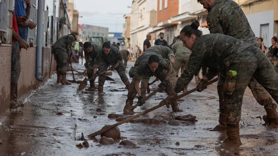 Varios soldados del regimiento 21 de marines trabajan en las labores de retirada del lodo acumulado en Riba-Roja.  Varios soldados del regimiento 21 de marines trabajan en las labores de retirada del lodo acumulado en Riba-Roja.