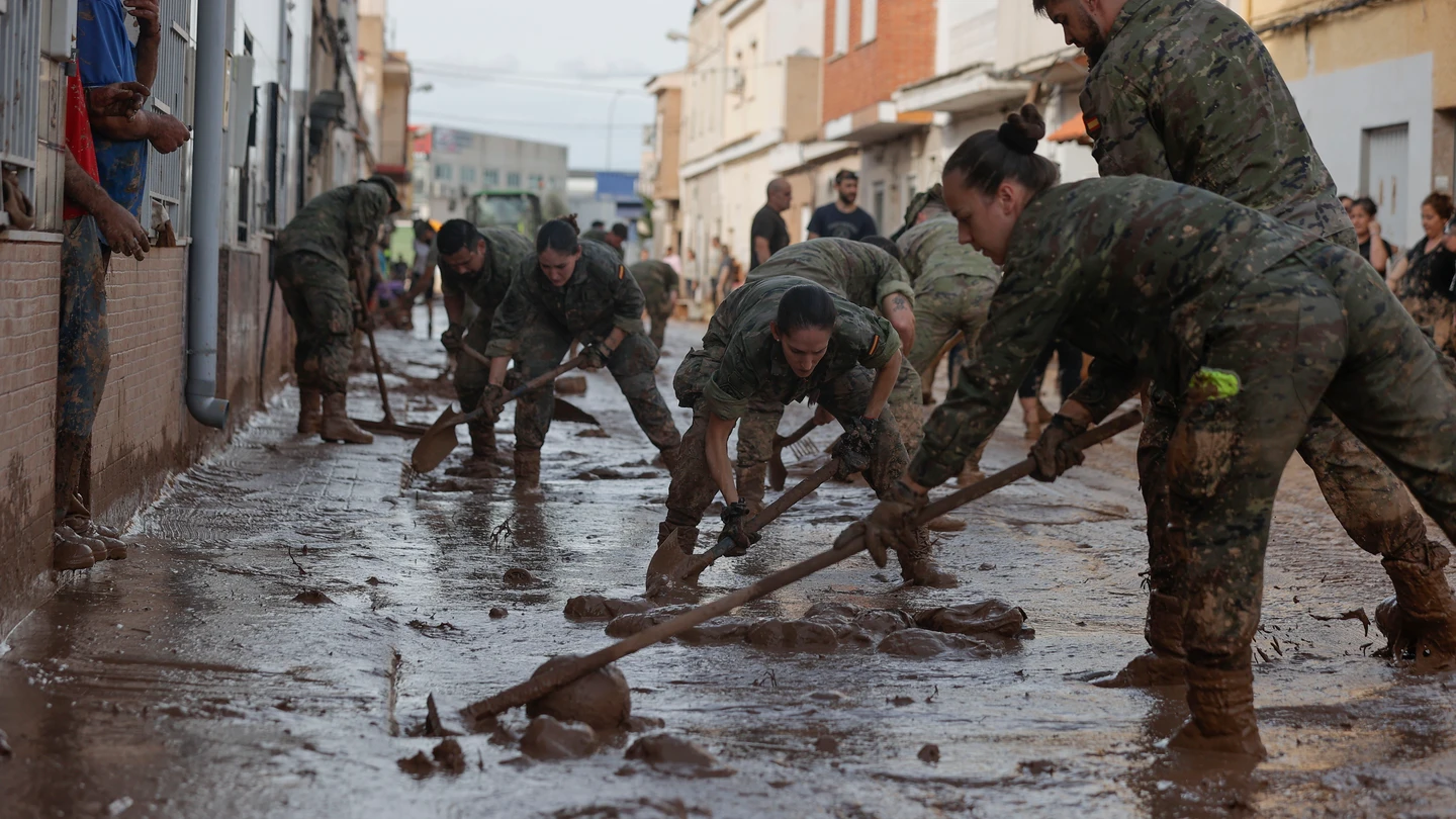 Varios soldados del regimiento 21 de marines trabajan en las labores de retirada del lodo acumulado en Riba-Roja. Varios soldados del regimiento 21 de marines trabajan en las labores de retirada del lodo acumulado en Riba-Roja.
