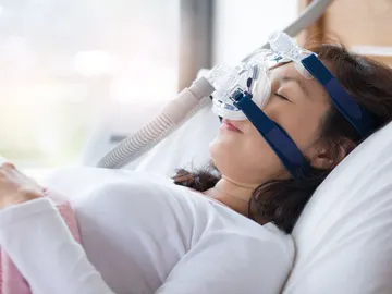 Mujer tratando su apnea del sueño Mujer tratando su apnea del sueño