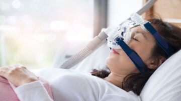 Mujer tratando su apnea del sueño