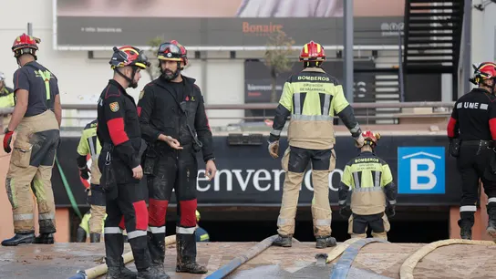 Efectivos de la UME y del cuerpo de Bomberos extraen agua del parking subterráneo del Centro Comercial Bonaire para poder acceder a los coches aparcados, este domingo. Efectivos de la UME y del cuerpo de Bomberos extraen agua del parking subterráneo del Centro Comercial Bonaire para poder acceder a los coches aparcados, este domingo.