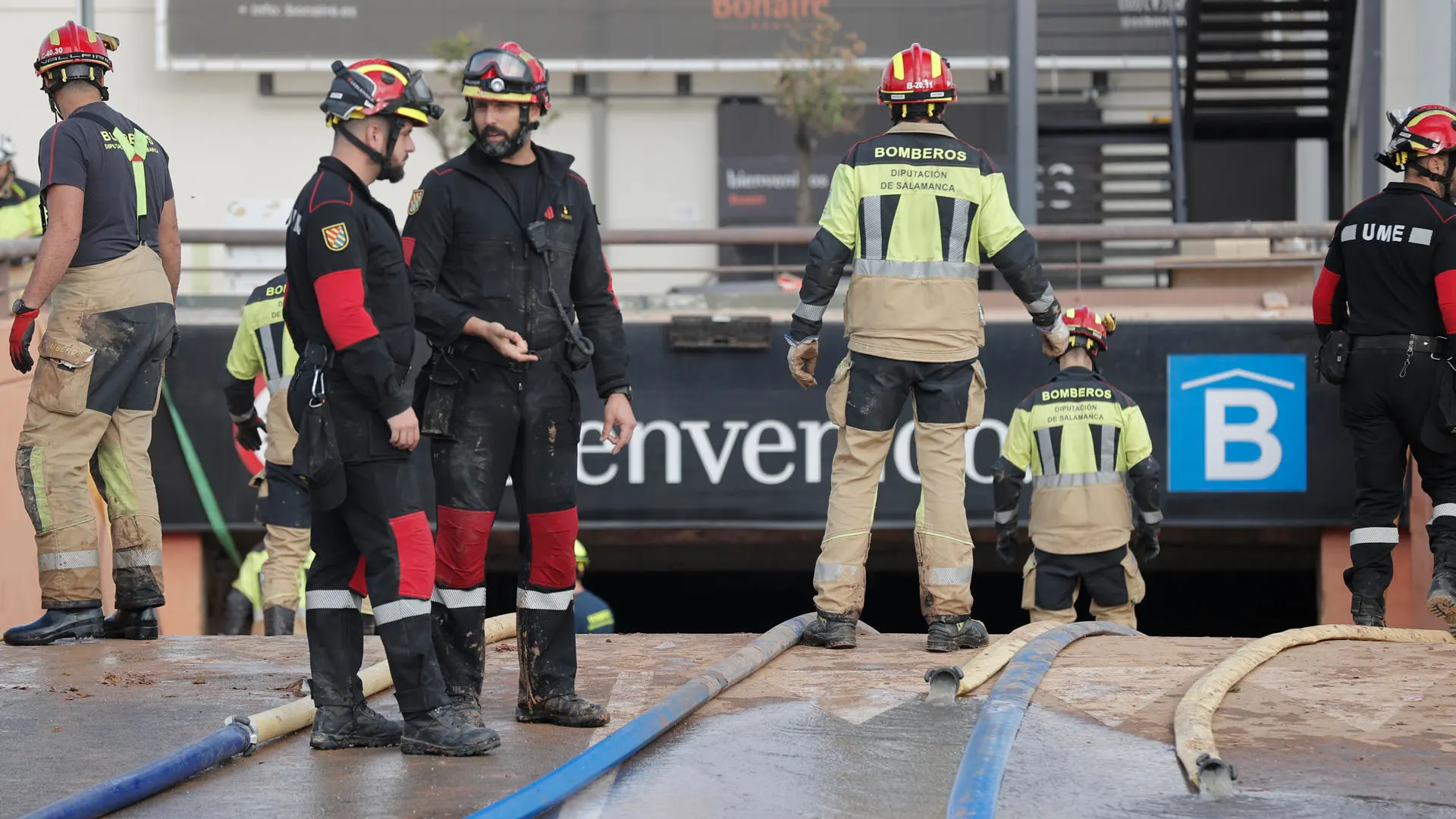 Efectivos de la UME y del cuerpo de Bomberos extraen agua del parking subterráneo del Centro Comercial Bonaire para poder acceder a los coches aparcados, este domingo. 