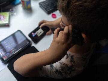 Un niño usando una tablet