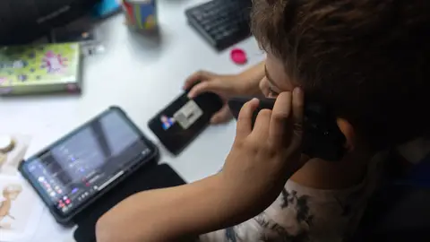 Un niño usando una tablet Un niño usando una tablet