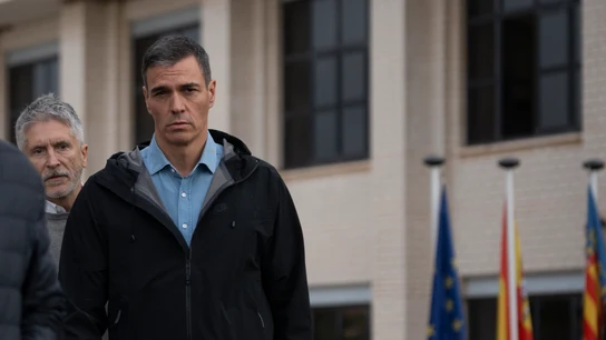 El presidente del Gobierno, Pedro Sánchez, y el ministro del Interior, Fernando Grande-Marlaska, durante su visita al centro del 112 de Valencia este domingo. El presidente del Gobierno, Pedro Sánchez, y el ministro del Interior, Fernando Grande-Marlaska, durante su visita al centro del 112 de Valencia este domingo.