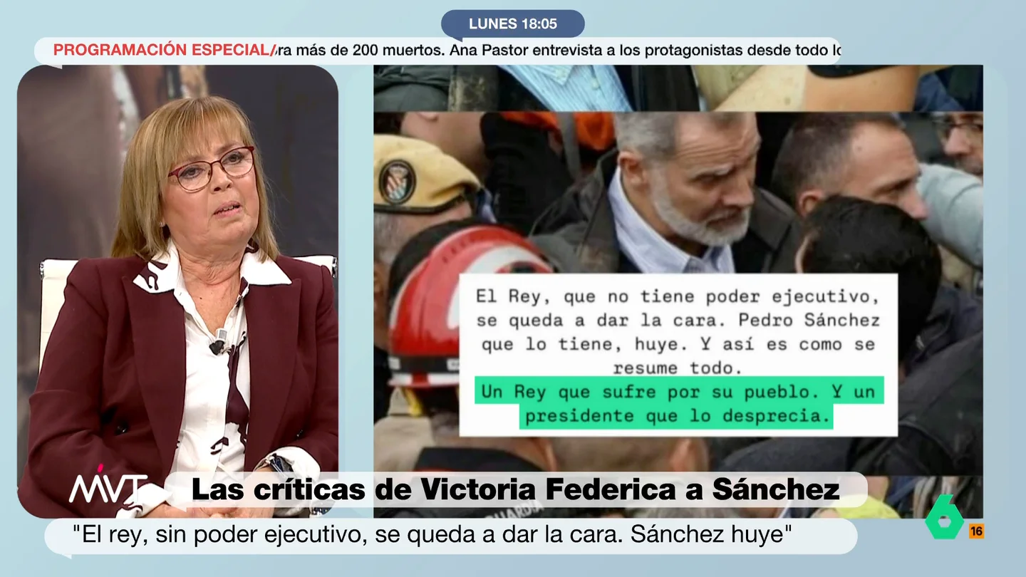 Gloria Campos, sobre las críticas de Victoria Federica a Sánchez tras Paiporta Gloria Campos, experta en protocolo, reacciona en este vídeo al mensaje difundido por Victoria Federica en el que aplaude al rey Felipe VI y critica a Sánchez tras los incidentes de Paiporta. "Probablemente esté al servicio de Vox, si no de más allá".