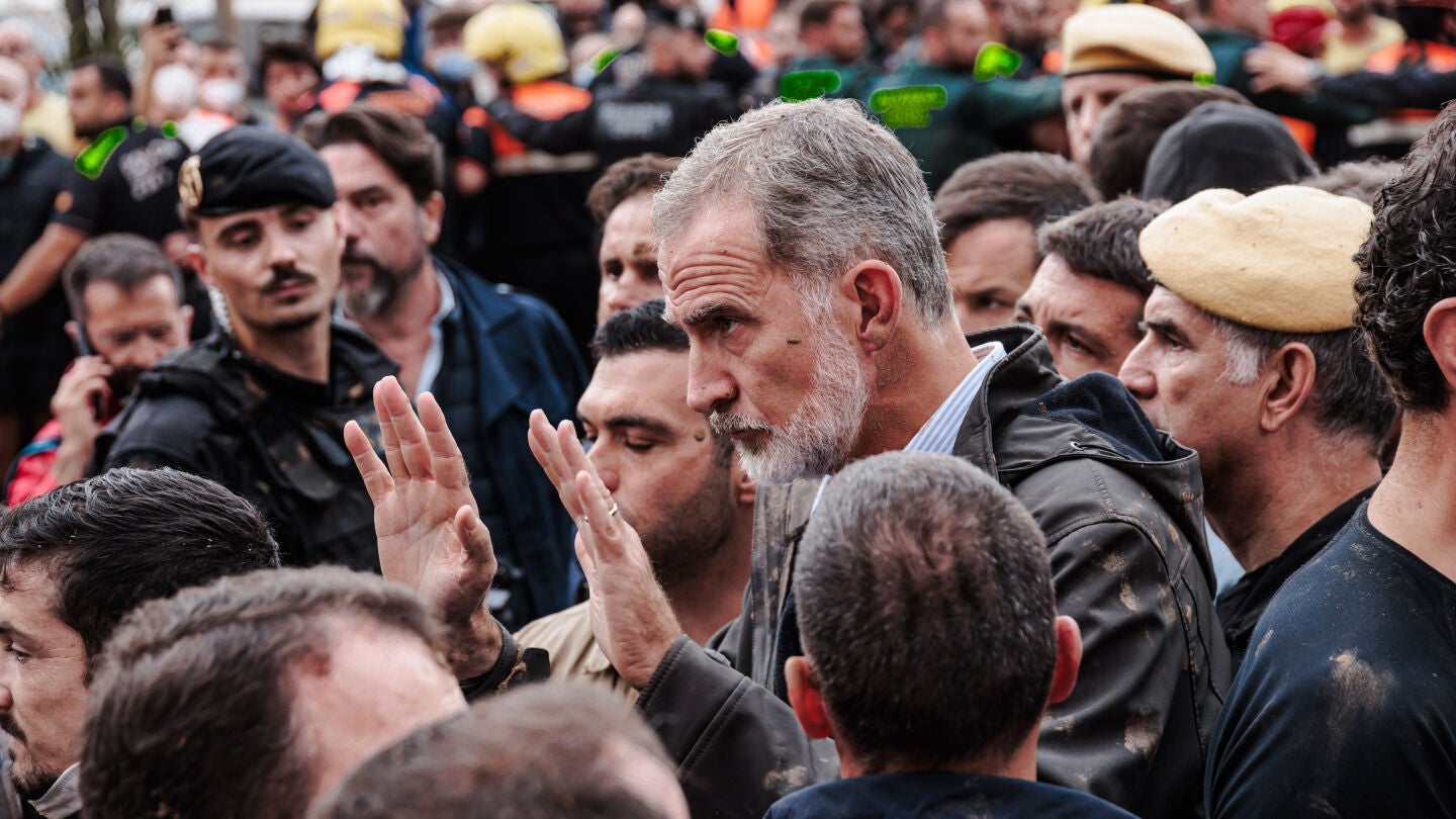 El rey Felipe VI durante su visita a una zona afectada por la DANA, a 3 de noviembre de 2024.