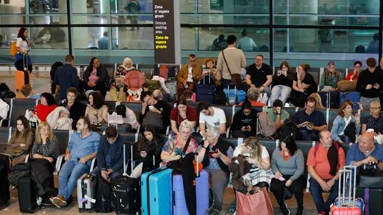 La DANA inunda Barcelona y cancela vuelos Viajeros esperando en el aeropuerto de El Prat