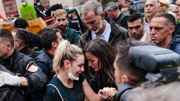 El Rey Felipe VI y la Reina Letizia durante su visita a una zona afectada por la DANA, a 3 de noviembre de 2024, en Paiporta, 