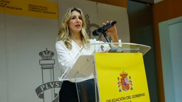 La vicepresidenta segunda y ministra de Trabajo, Yolanda Díaz, ofrece una rueda de prensa este lunes en Valencia