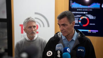 El presidente del Gobierno, Pedro Sánchez, y el ministro del Interior, Fernando Grande-Marlaska, durante su visita al centro del 112 en Valencia, este domingo.