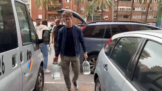 'El Chiringuito' se vuelca con Valencia: cientos de kilos de alimentos y víveres recaudados 'El Chiringuito' se vuelca con Valencia: cientos de kilos de alimentos y víveres recaudados