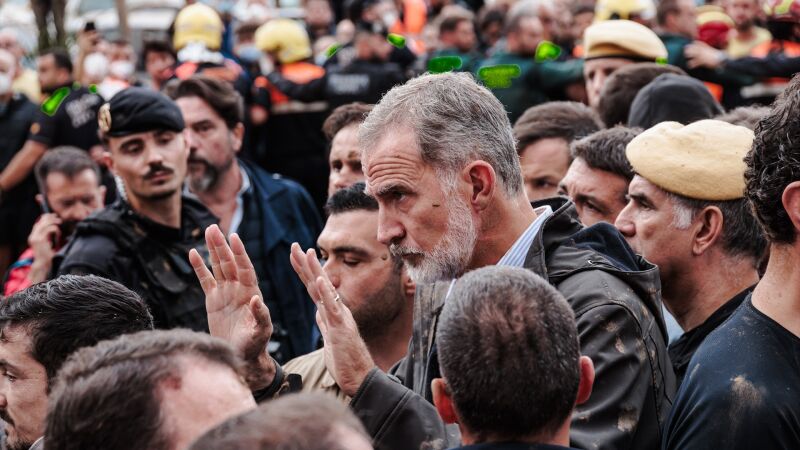 El rey Felipe VI, durante su visita a Paiporta.