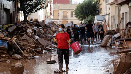 Varias personas retiran el lodo acumulado en una calle de la localidad valenciana de Paiporta, el pasado fin de semana. Varias personas retiran el lodo acumulado en una calle de la localidad valenciana de Paiporta, el pasado fin de semana.