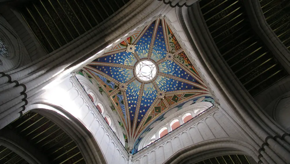 Interior de la cripa de la Catedral de la Almudena Interior de la cripa de la Catedral de la Almudena