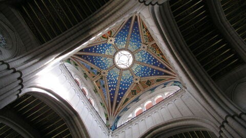 Interior de la cripa de la Catedral de la Almudena