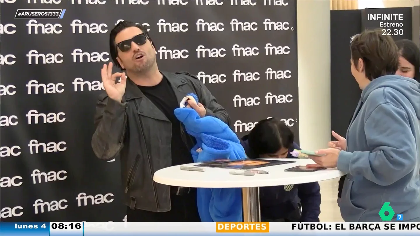 La reacción viral de David Bustamante cuando una fan le entrega este original regalo La reacción viral de David Bustamante cuando una fan le entrega este original regalo