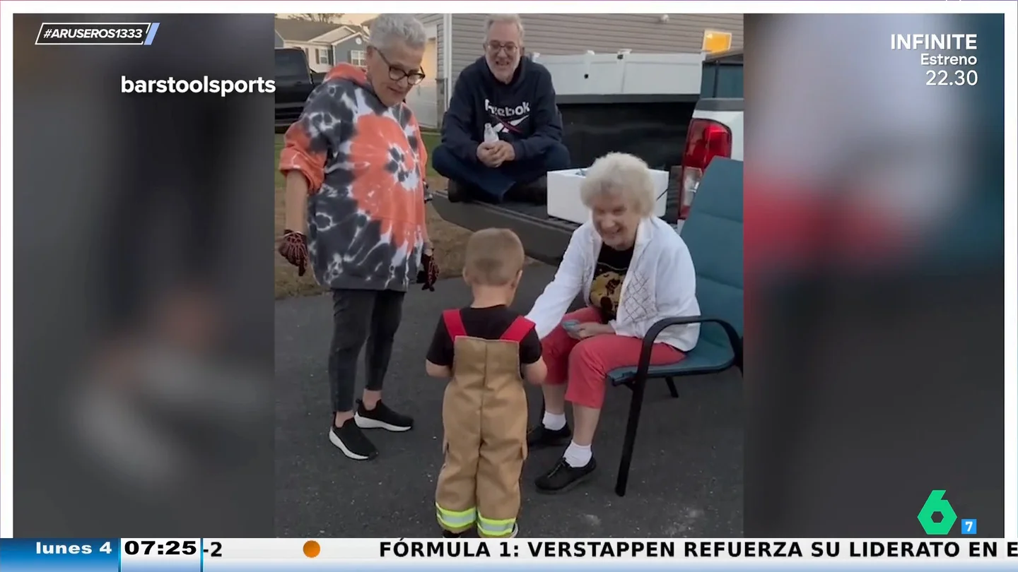 El divertido viral del niño que desprecia los caramelos que le da una abuela en Halloween El divertido viral del niño que desprecia los caramelos que le da una abuela en Halloween