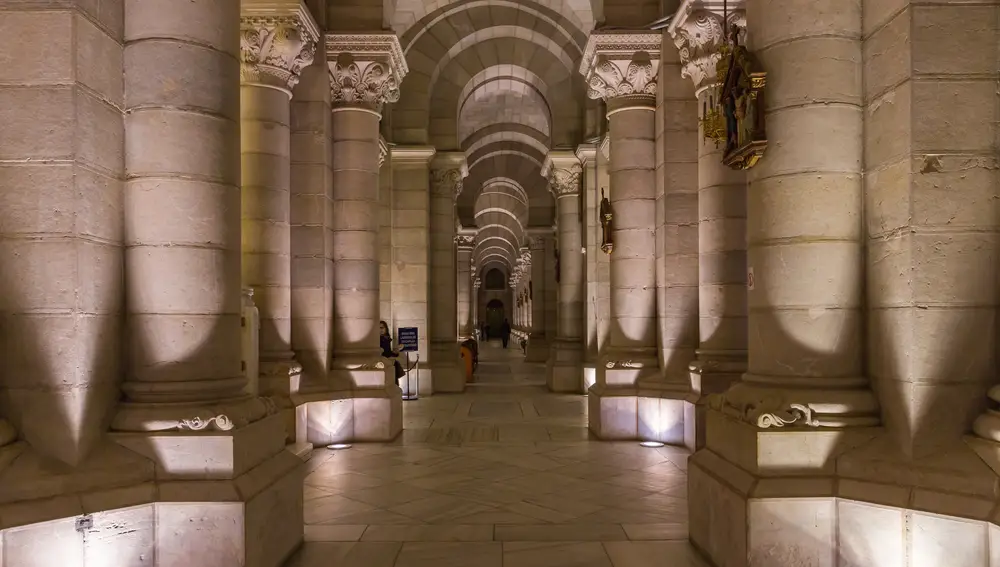 Columnas de la cripta de la Catedral de la Almudena Columnas de la cripta de la Catedral de la Almudena