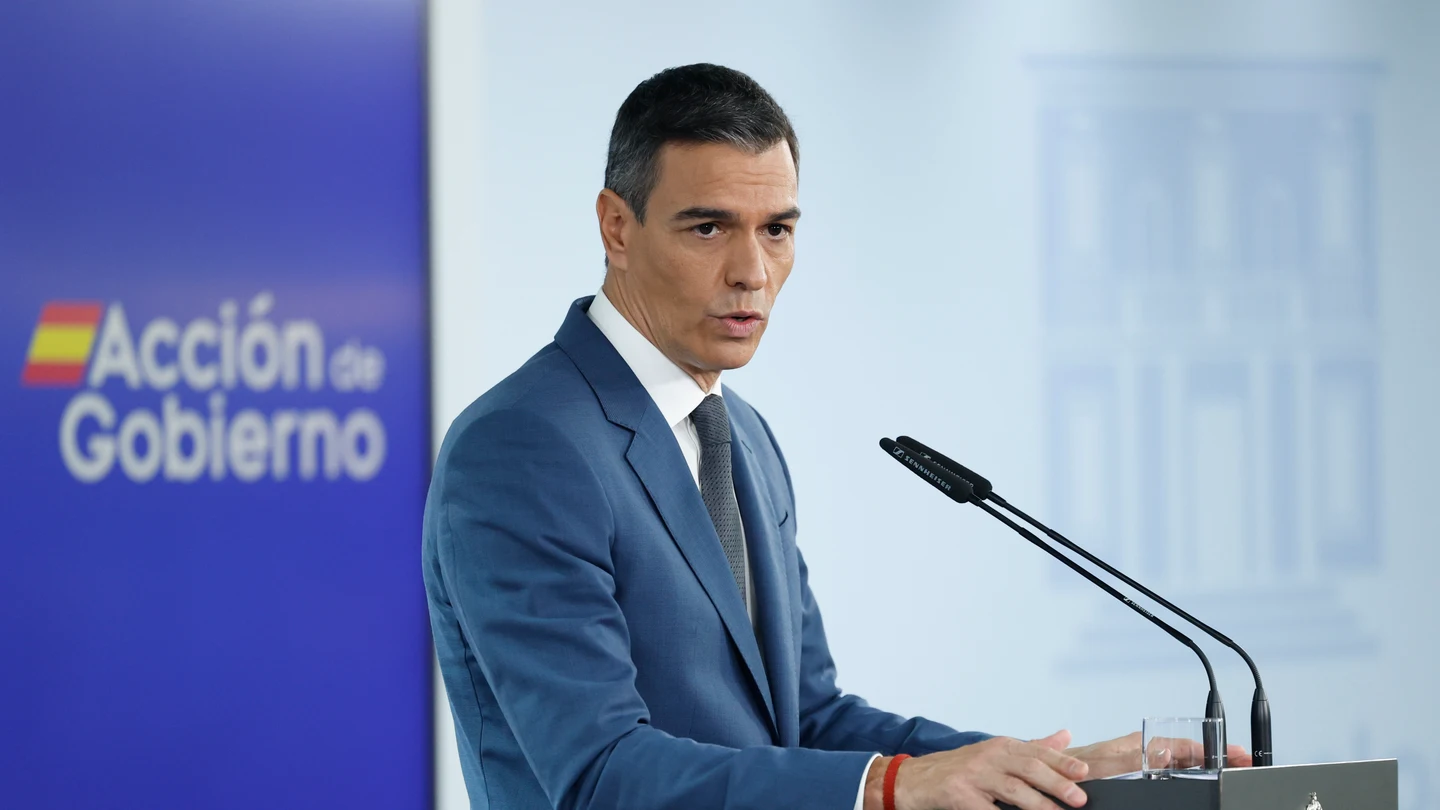 El presidente del Gobierno, Pedro Sánchez da una rueda de prensa tras el Consejo de Ministros celebrado en el palacio de La Moncloa en Madrid este martes. El presidente del Gobierno, Pedro Sánchez da una rueda de prensa tras el Consejo de Ministros celebrado en el palacio de La Moncloa en Madrid este martes.