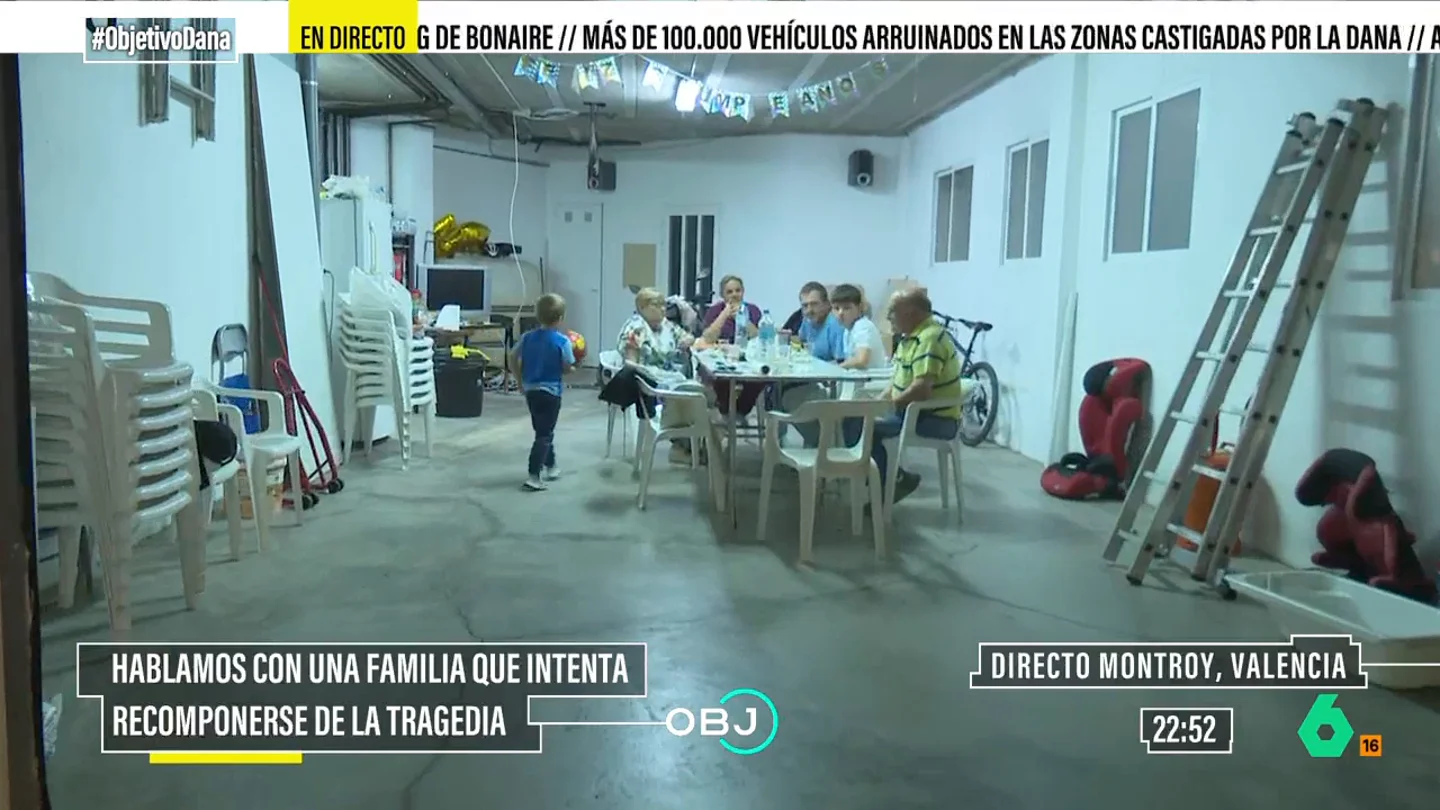 Una familia conviviendo en un garaje, la nueva realidad en Valencia La reportera Sara Rincón se aproxima a la nueva vida de una familia de Montroy tras la DANA que ha arrasado Valencia. En este vídeo, explican cómo conviven en un garaje tras casi una semana sin agua para ducharse o demás cuestiones higiénicas.
