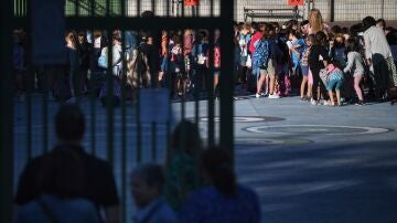 Ni&ntilde;os en el patio el primer d&iacute;a de colegio, a 9 de septiembre de 2024, en Madrid (Espa&ntilde;a).